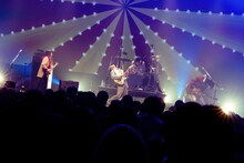 MONO NO AWARE「波止場大サーカス」より、「水が湧いた」パフォーマンスの様子。（Photo by Risa Nishimura）