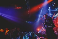 阪井一生（G, Cho / 手前）（撮影：白石達也）