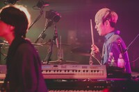 小倉誠司（Dr）（撮影：白石達也）