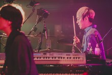 小倉誠司（Dr）（撮影：白石達也）