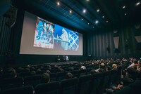 ReoNaのライブフィルム上映会の様子。