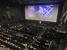 ReoNaのライブフィルム上映会の様子。