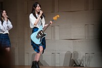 登壇する乃木坂46の井上和と賀喜遥香。
