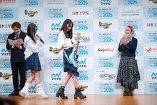 左から小森隼、井上和、賀喜遥香、アンジェリーナ1/3。