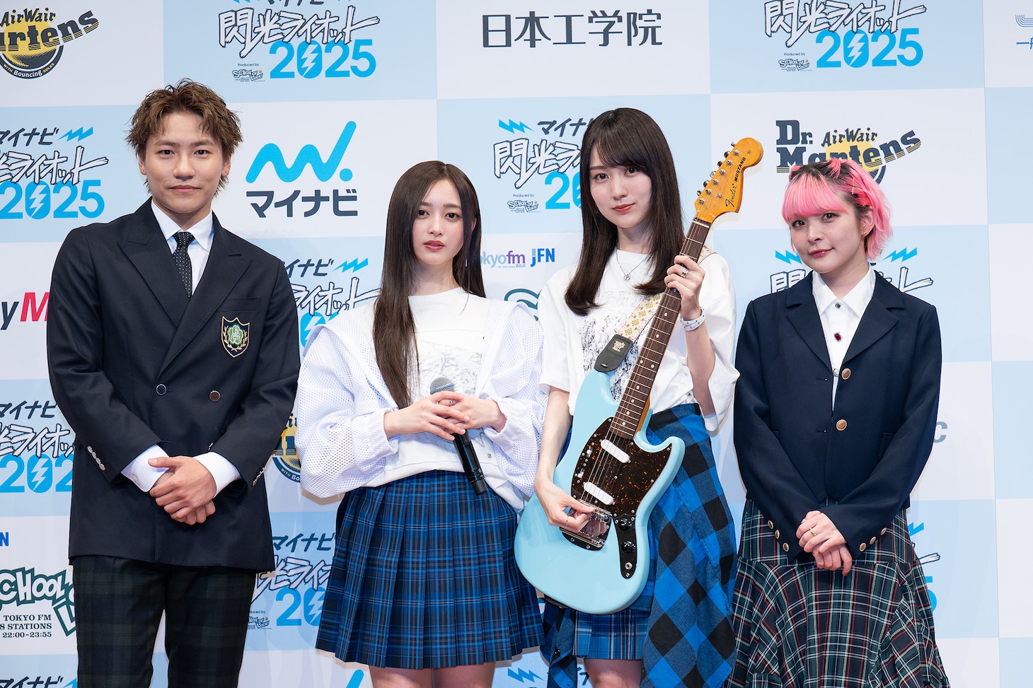 左から小森隼、井上和、賀喜遥香、アンジェリーナ1/3。