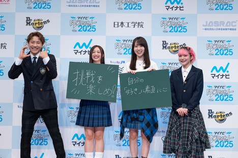 BGMの乃木坂46「チートデイ」に合わせて思わずダンスするこもり校長（左端）。