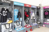 「2025 Weverse Con Festival」内の展示スペース。&TEAM、BOYNEXTDOOR、ENHYPEN、ILLIT、LE SSERAFIM、P1Harmonyなど、出演アーティストを象徴するアイテムや公式グッズが展示されている。©2025 Weverse Con Festival