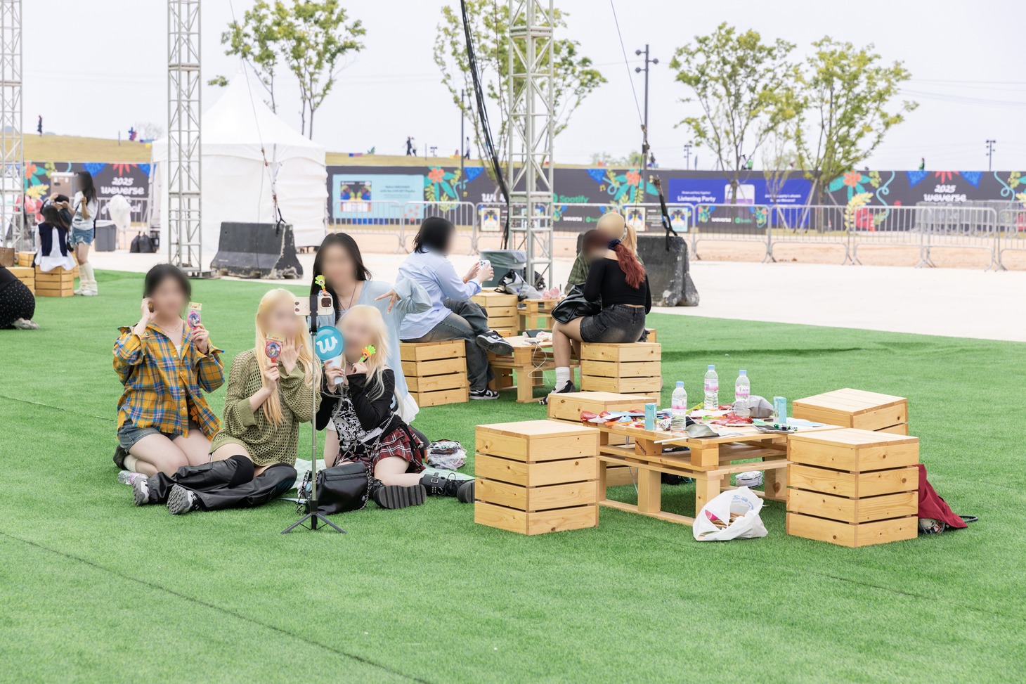 「2025 Weverse Con Festival」敷地内の休憩スペース ©2025 Weverse Con Festival