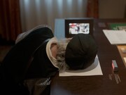 机から流れる音楽に耳を傾ける細野晴臣。