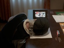 机から流れる音楽に耳を傾ける細野晴臣。