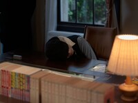 机から流れる音楽に耳を傾ける細野晴臣。