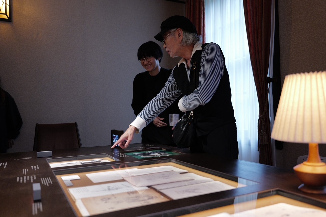 「細野さんと晴臣くん」を内覧する細野晴臣。