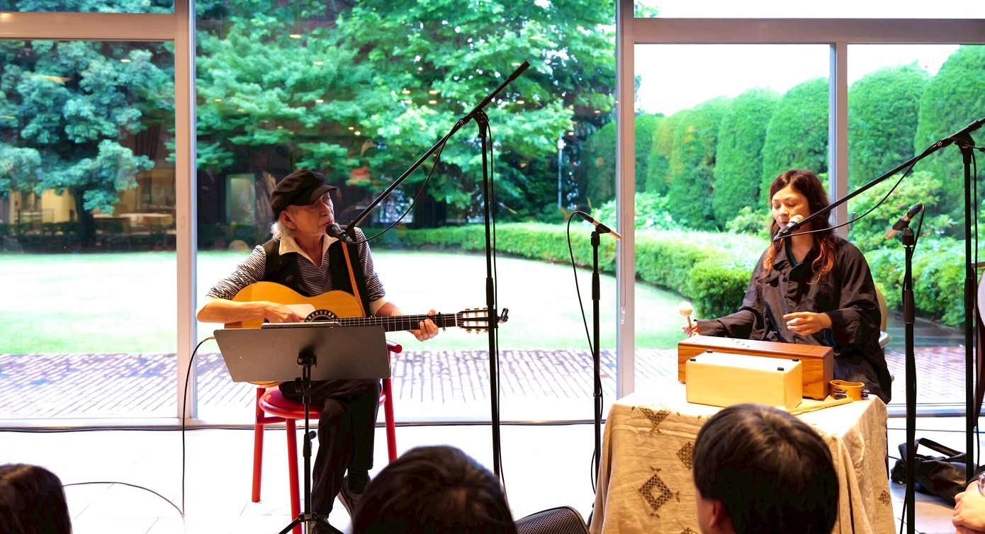 細野晴臣（左）と原田郁子（右）。