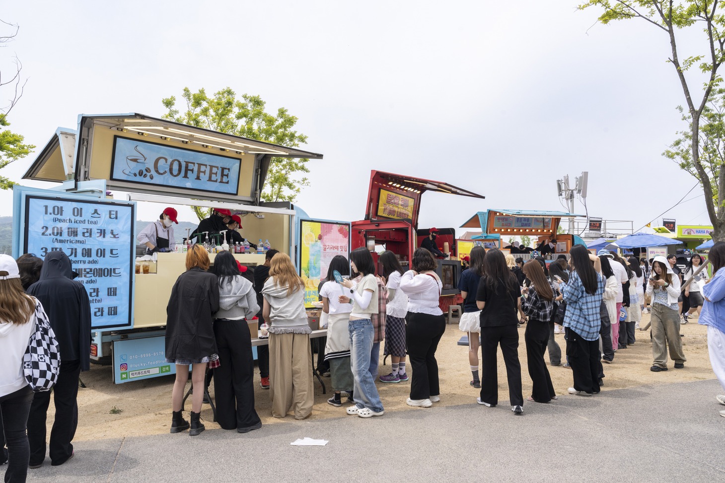 「2025 Weverse Con Festival」敷地内のフードトラック ©2025 Weverse Con Festival