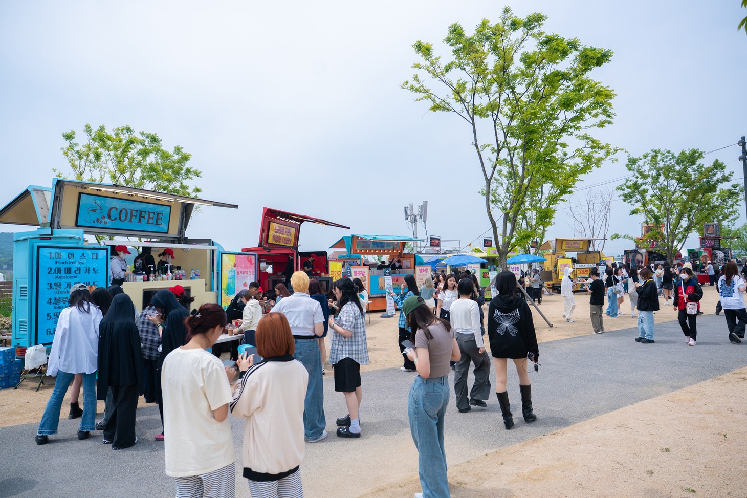 「2025 Weverse Con Festival」敷地内のフードトラック ©2025 Weverse Con Festival