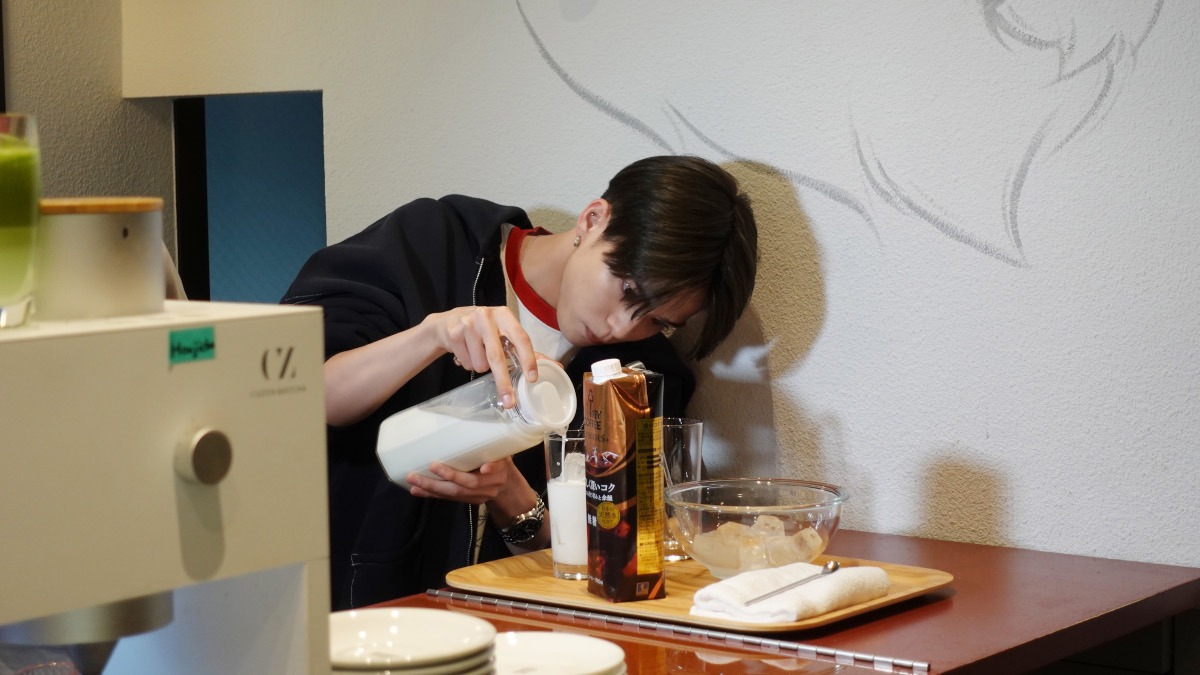 カフェラテを作るアサヒ。
