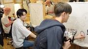 作業するアサヒ(右)を見守るドヨン(中央)