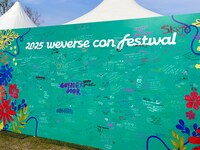 「2025 Weverse Con Festival」敷地内に設置されたメッセージボード。来場者がアーティストに向けて思い思いのメッセージを書きつづっていた。©2025 Weverse Con Festival