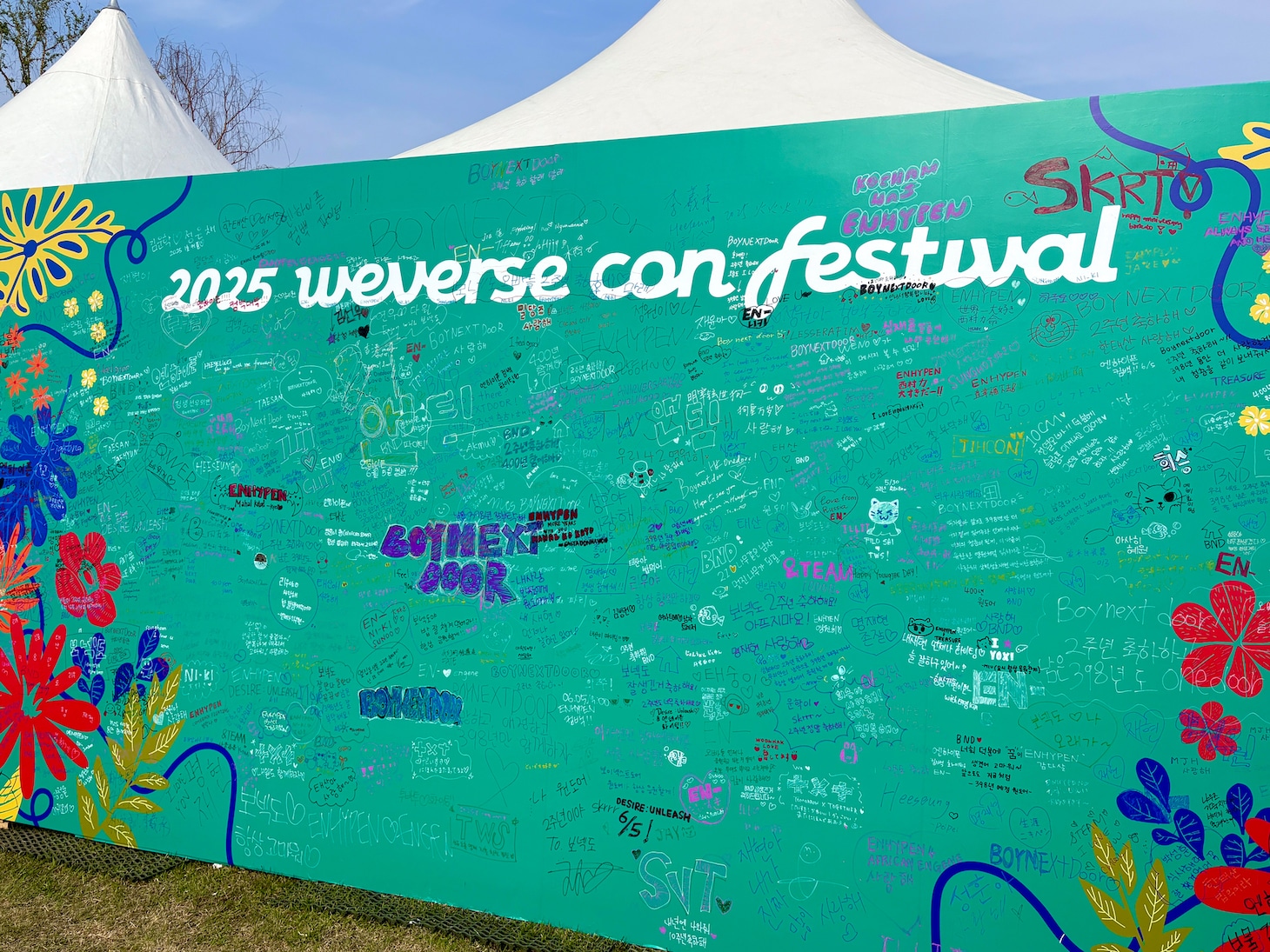 「2025 Weverse Con Festival」敷地内に設置されたメッセージボード。来場者がアーティストに向けて思い思いのメッセージを書きつづっていた。©2025 Weverse Con Festival