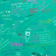 「2025 Weverse Con Festival」敷地内に設置されたメッセージボード。さまざまな言語でメッセージが記されている。