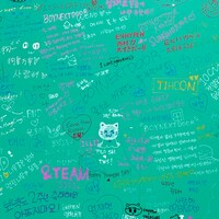 「2025 Weverse Con Festival」敷地内に設置されたメッセージボード。さまざまな言語でメッセージが記されている。