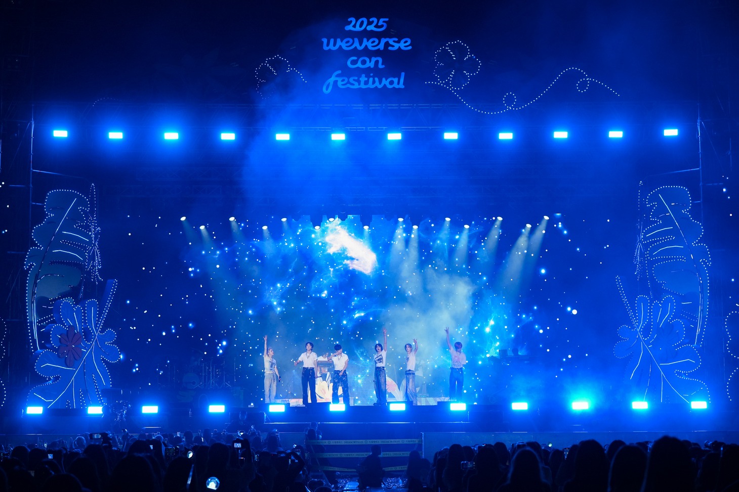 BOYNEXTDOOR。「Weverse Park Night」DAY1より。 ©2025 Weverse Con Festival