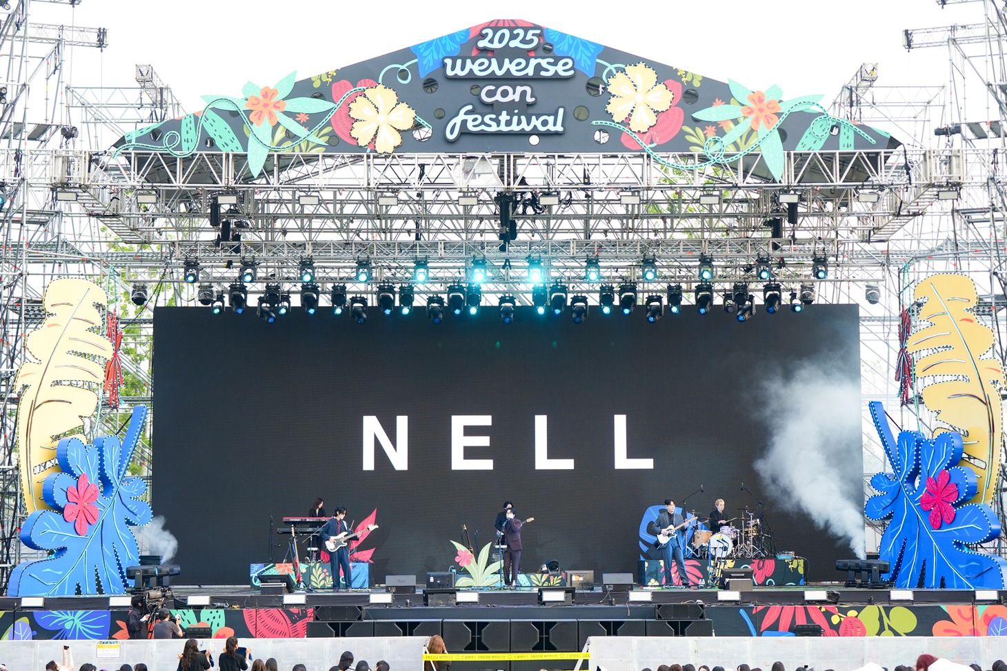 NELL。「Weverse Park Night」DAY1より。 ©2025 Weverse Con Festival