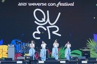 QWER。「Weverse Park Day」DAY2より。 ©2025 Weverse Con Festival