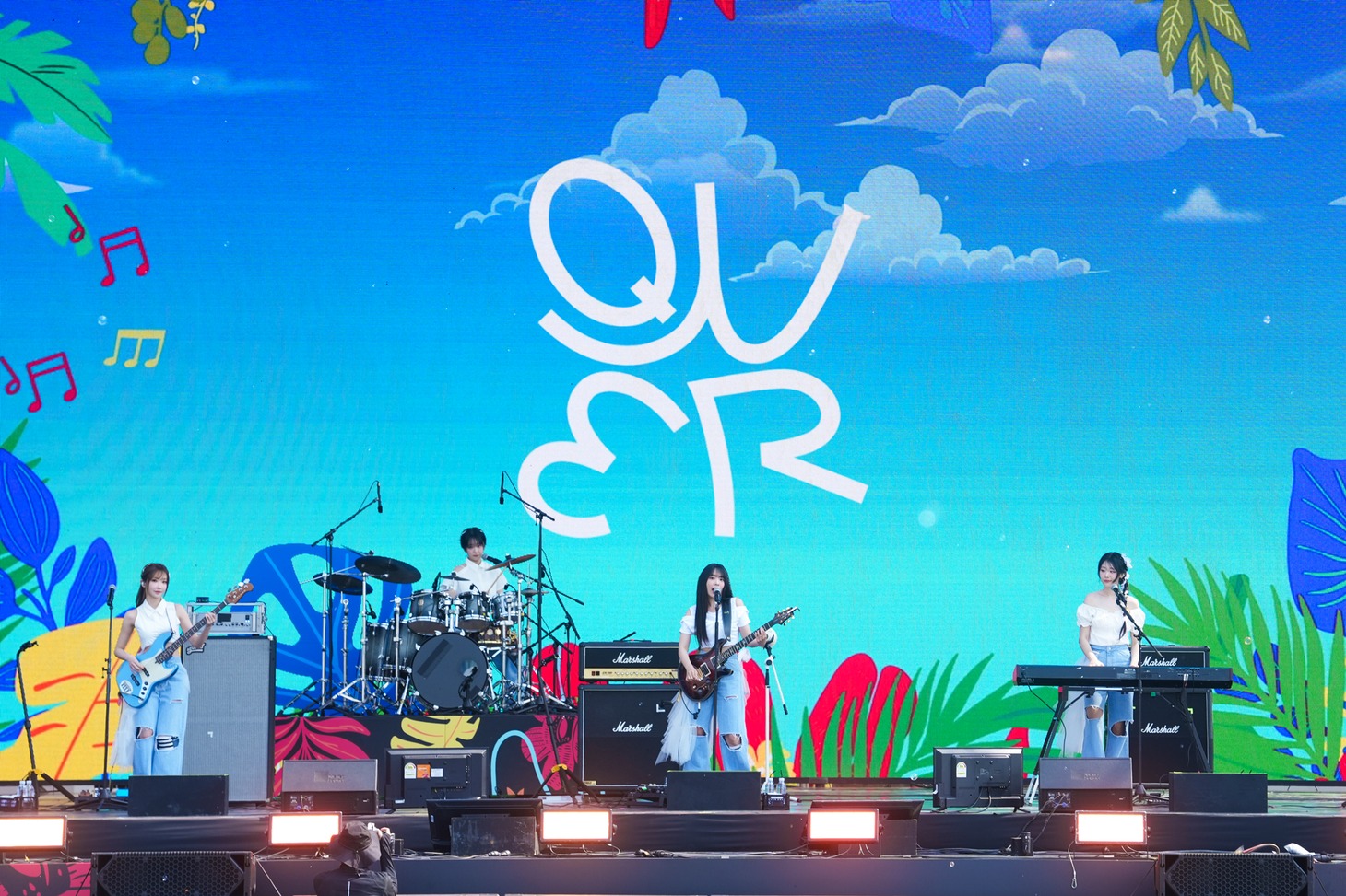 QWER。「Weverse Park Day」DAY2より。 ©2025 Weverse Con Festival