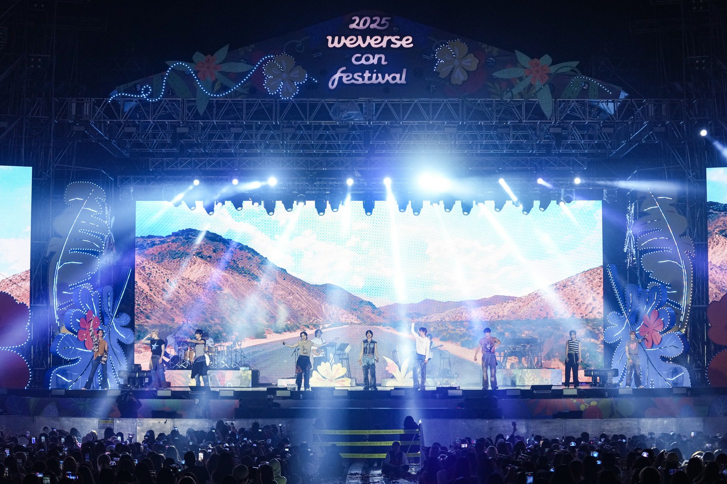 &TEAM。「Weverse Park Night」DAY2より。 ©2025 Weverse Con Festival