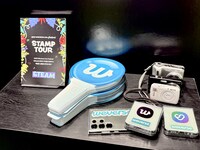 「Weverse Artist Zone」入口より。撮影用のコンデジやスマートフォン、プロップなどが用意されている。