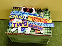 「Weverse Artist Zone」フォトブース入口前に用意された、グループ名記載のプロップ。