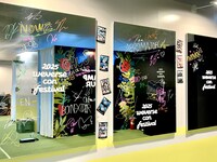 「Weverse Artist Zone」入口付近のミラーサインボード。鏡面には、来場したアーティストによるサインの数々が。