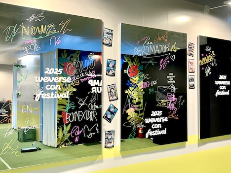 「Weverse Artist Zone」入口付近のミラーサインボード。鏡面には、来場したアーティストによるサインの数々が。