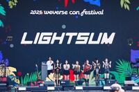 LIGHTSUM。「Weverse Park Day」DAY2より。 ©2025 Weverse Con Festival