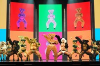 「ファッションフリークショー」より。