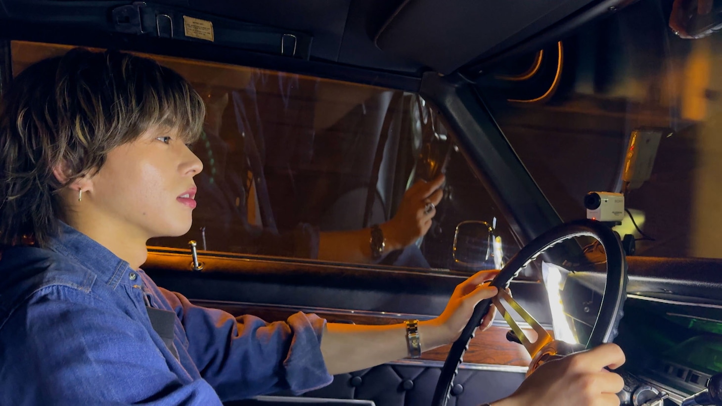アメ車を運転する末澤誠也（Aぇ! group）。©フジテレビ