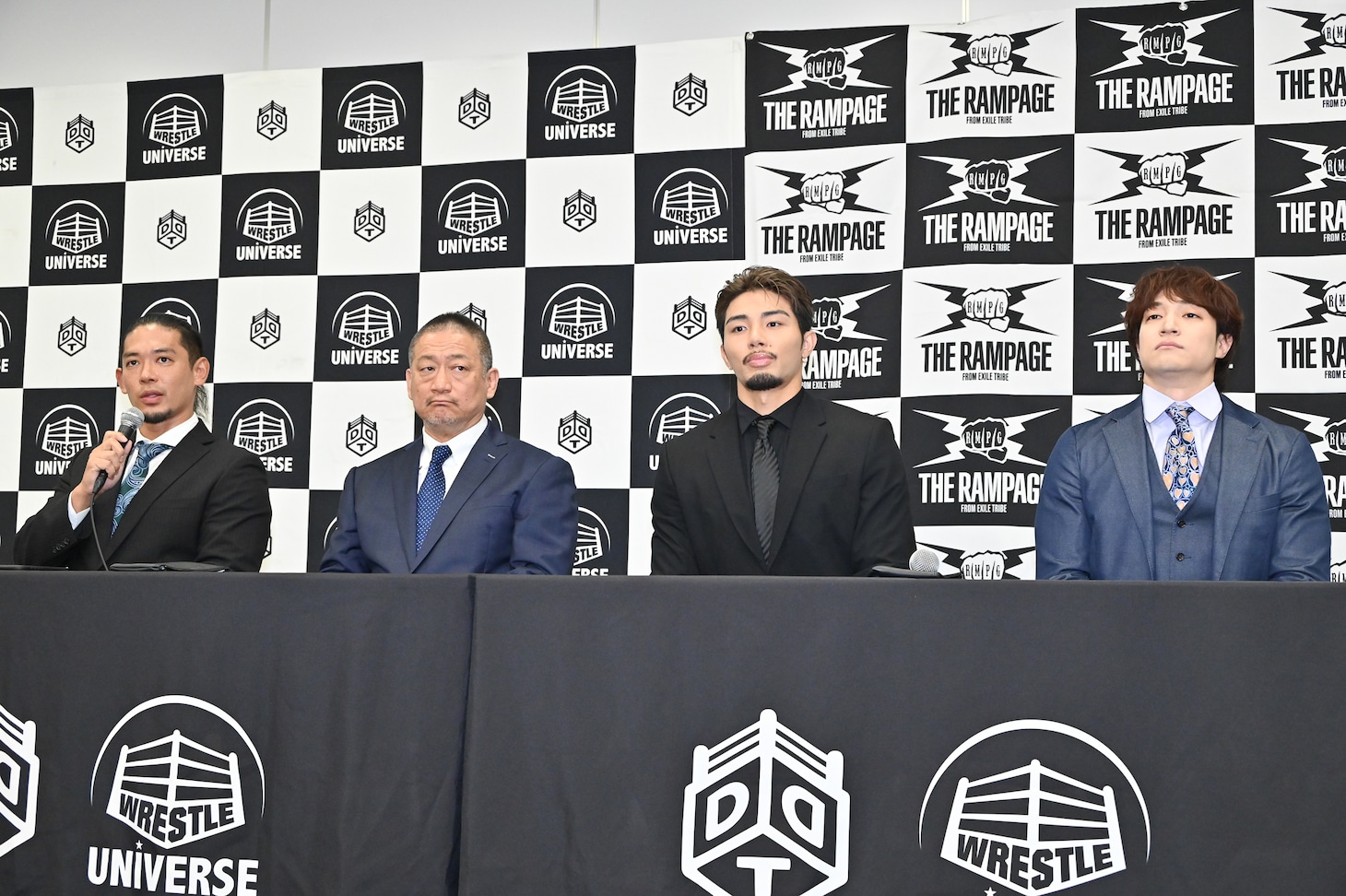 左からCyberFight取締役の彰人、代表取締役副社長の高木三四郎、武知海青（THE RAMPAGE）、上野勇希選手。