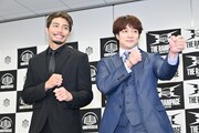 ファイティングポーズをする武知海青（左）、上野勇希選手（右）。