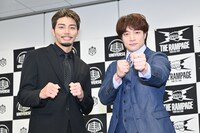 カメラに拳を向ける武知海青（左）、上野勇希選手（右）。