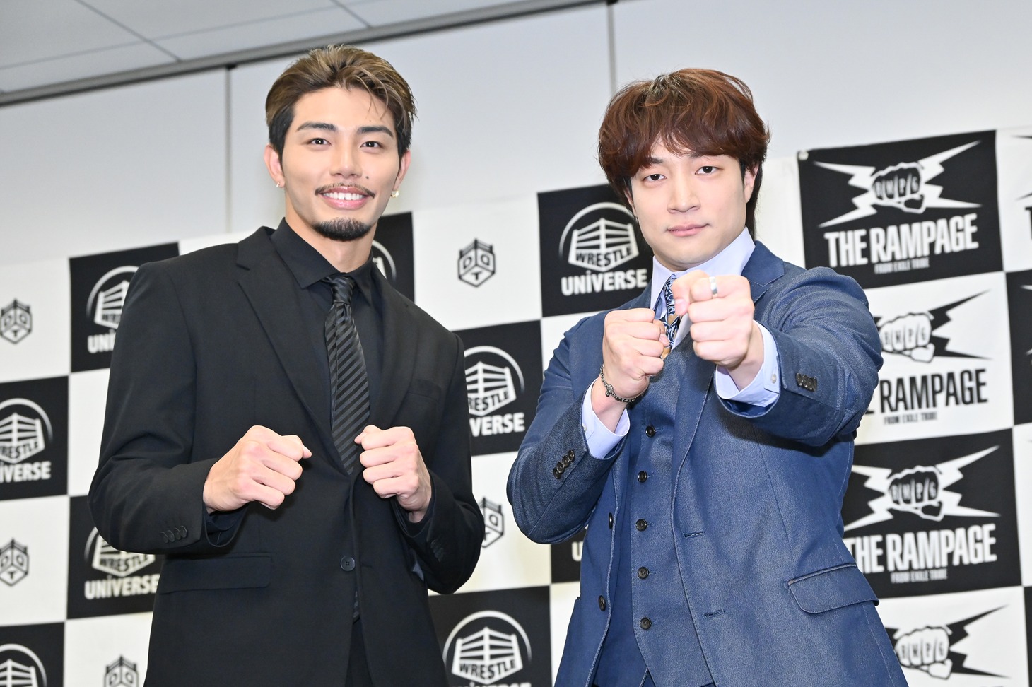 カメラに拳を向ける武知海青（左）、上野勇希選手（右）。
