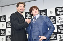 固い握手を交わす武知海青（左）、上野勇希選手（右）。