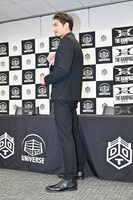 ファイティングポーズをする武知海青。