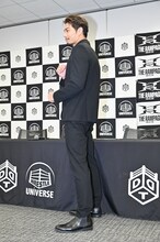 ファイティングポーズをする武知海青。