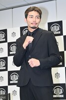 ファイティングポーズをする武知海青。