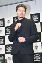 ファイティングポーズをする武知海青。