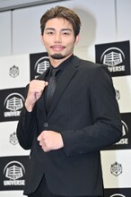 ファイティングポーズをする武知海青。