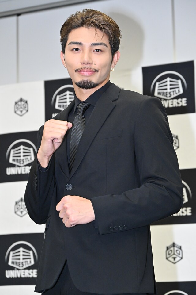 ファイティングポーズをする武知海青。