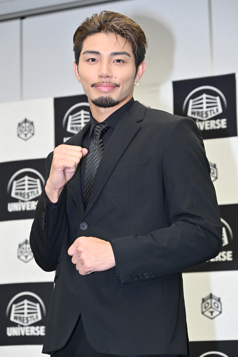 ファイティングポーズをする武知海青。