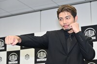 ファイティングポーズをする武知海青。